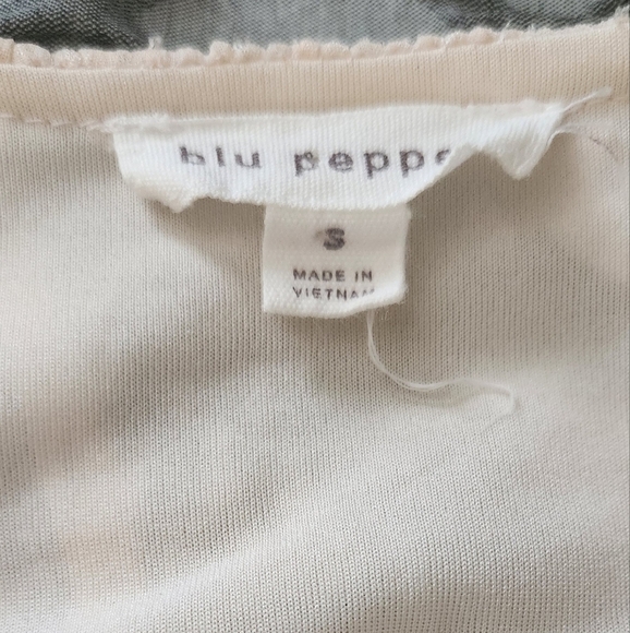 Elegant Cream Blouse - Picture 3 of 4